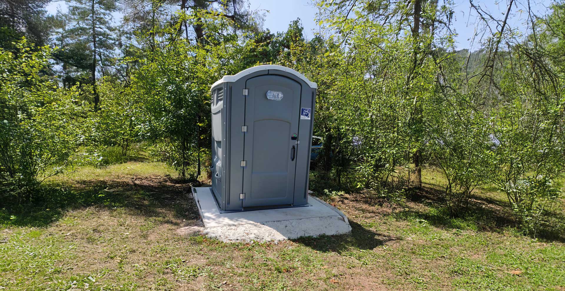 Bloc sanitaire autonome dans un espace boisé pour les événements d’une association