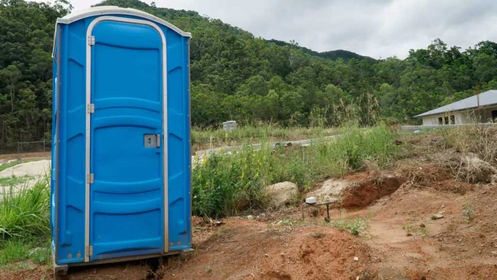 Bloc sanitaire bleu sur un terrain en chantier