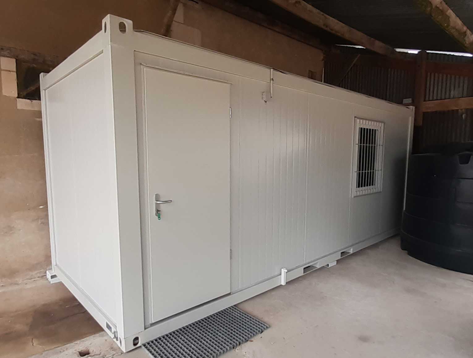 bungalow de chantier exterieur porte fermee