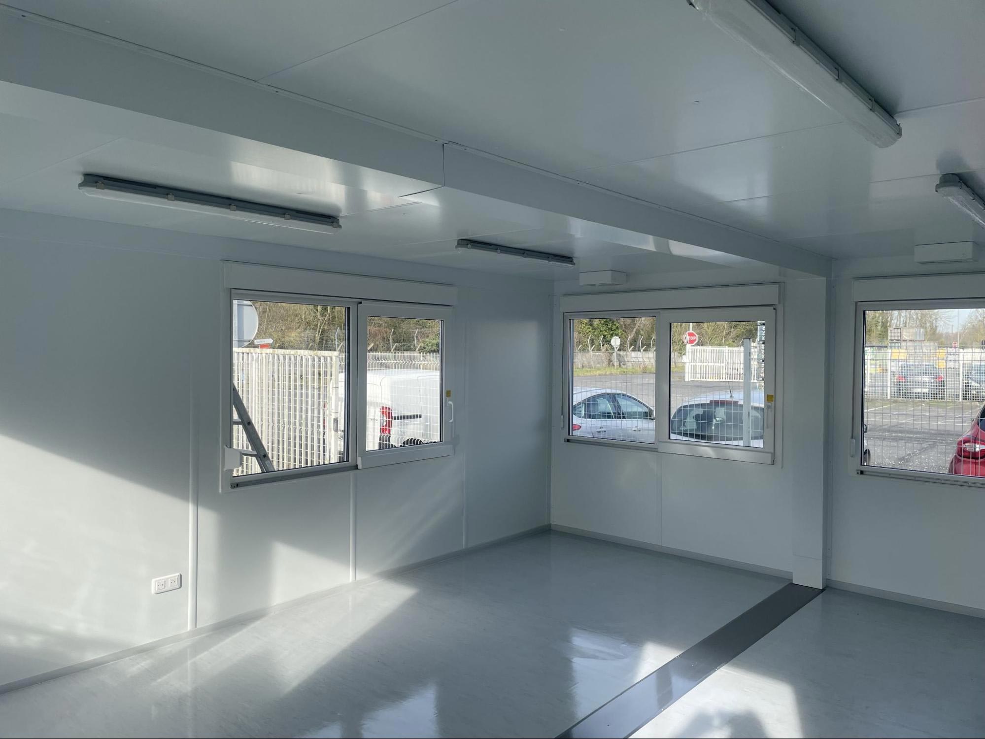 Intérieur d’un bâtiment préfabriqué lumineux et tout confort