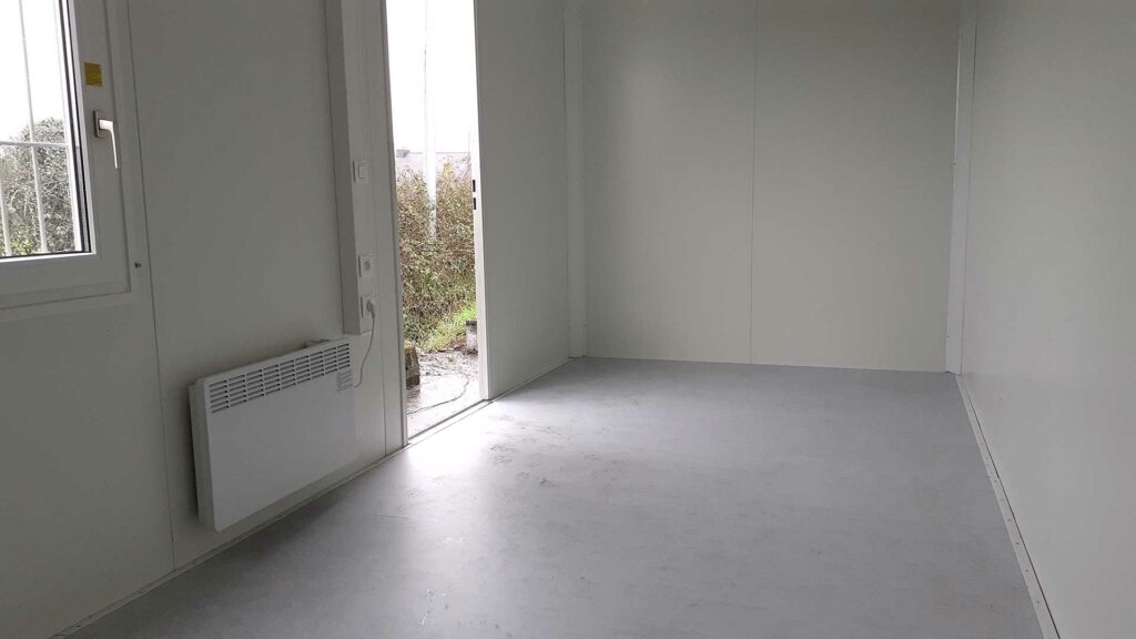 Espace intérieur d’un bungalow de chantier à aménager en base vie confortable