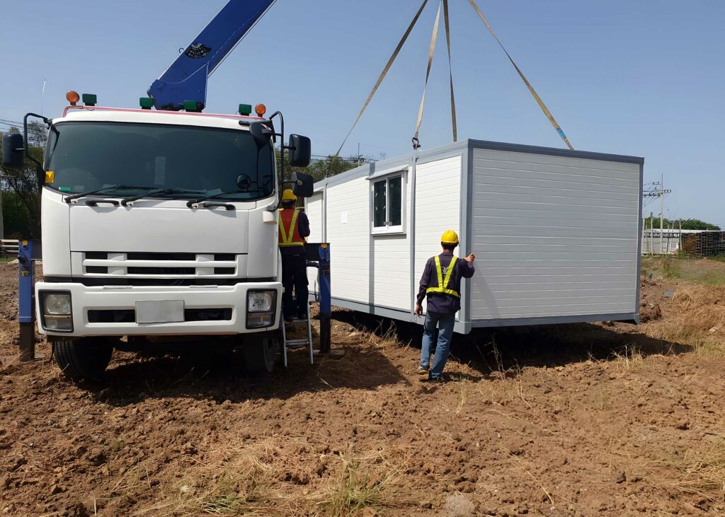 Livraison d’un bungalow modulaire de chantier par camion grue sur site