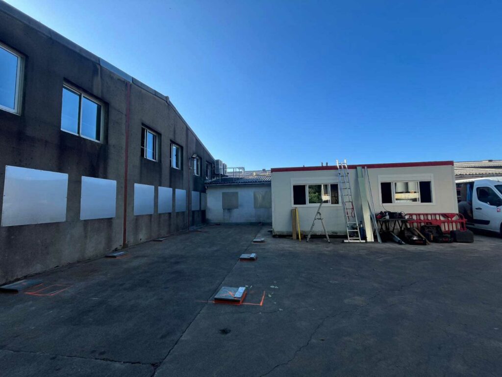 Extension d’atelier industriel avec modules modulaires assemblés sur site