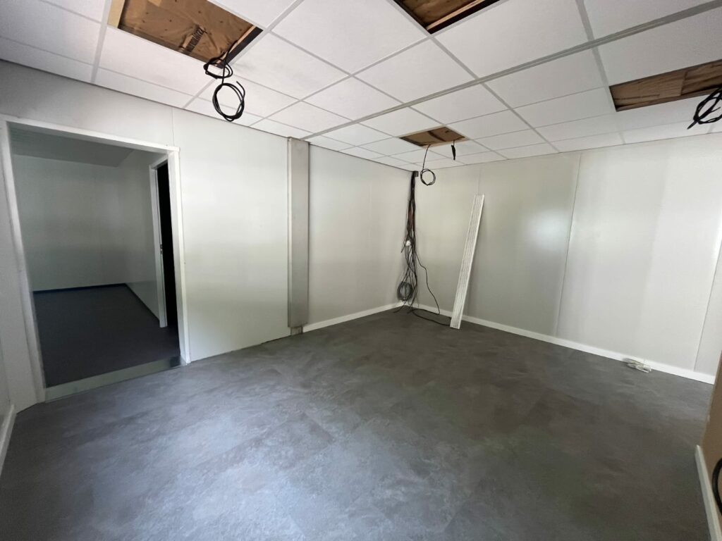 Intérieur d’un module modulaire avec finitions de sol U3P3 et cloisonnements