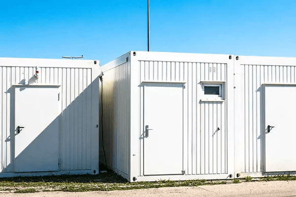 Bloc sanitaire raccordable relié à l’eau et à l’évacuation sur un chantier