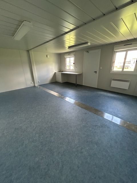 Intérieur d’un module salle de pause avec plan de travail et meuble évier sur-mesure