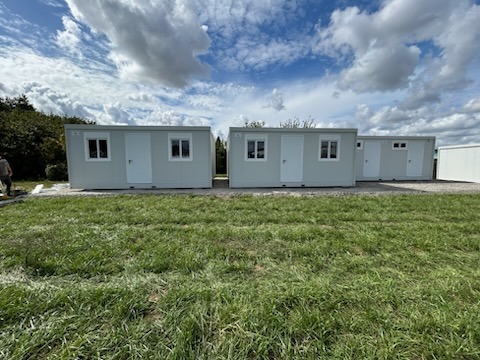 façade des bâtiments modulaires livrés à un client pour répondre à un besoin saisonnier