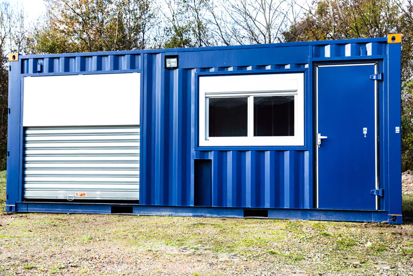 Container transformé en garage-atelier avec ouverture sectionnelle, fenêtre et porte d’accès