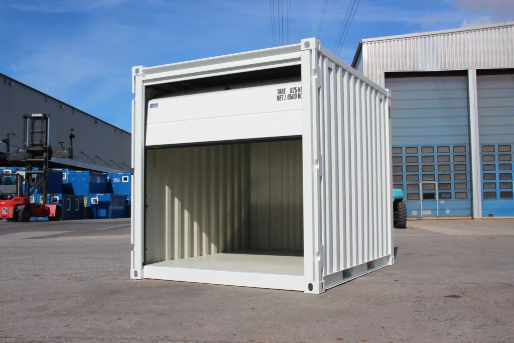 Container préfabriqué blanc ouvert, montrant l’intérieur vide, prêt à être utilisé comme garage ou espace de stockage