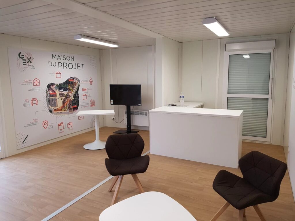 Intérieur lumineux d’un bâtiment préfabriqué utilisé comme bureau.