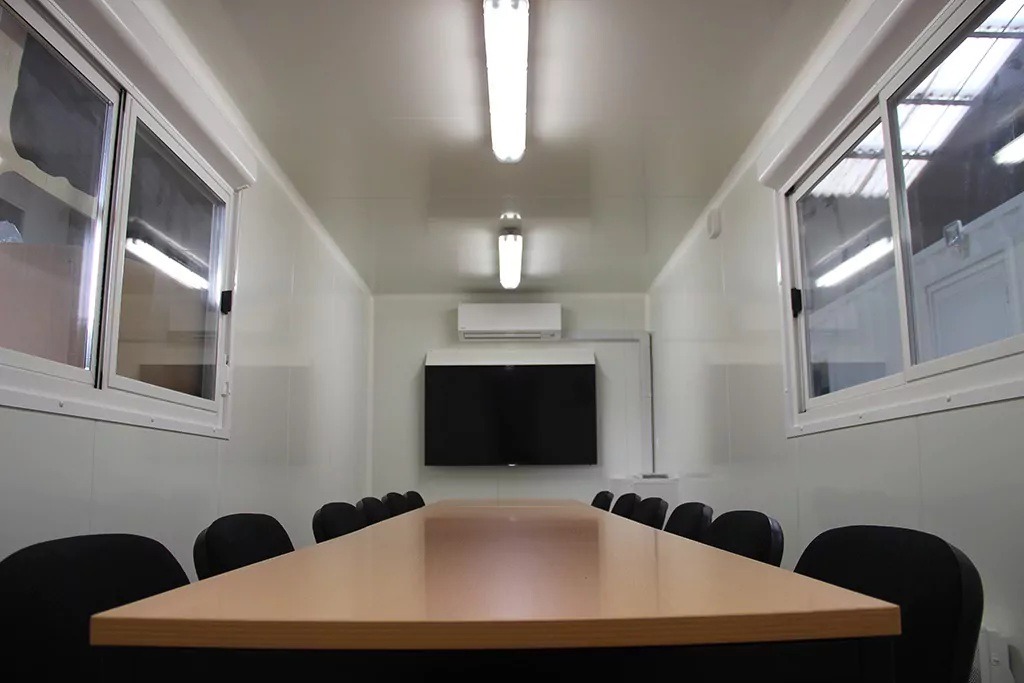 Salle de réunion aménagée dans un bâtiment préfabriqué