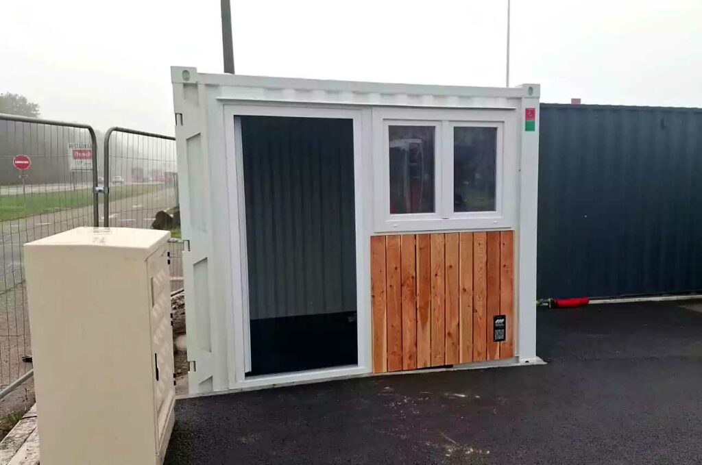 container aménagé bureau d'accueil avec bardage bois sur site professionnel