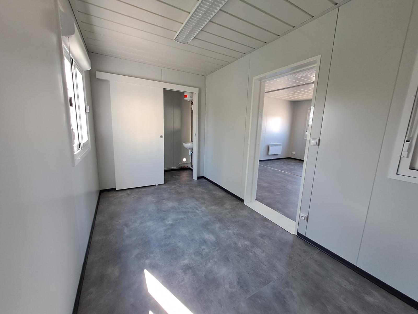Intérieur de bureaux modulaires IZIMAT avec espaces lumineux et cloisonnés