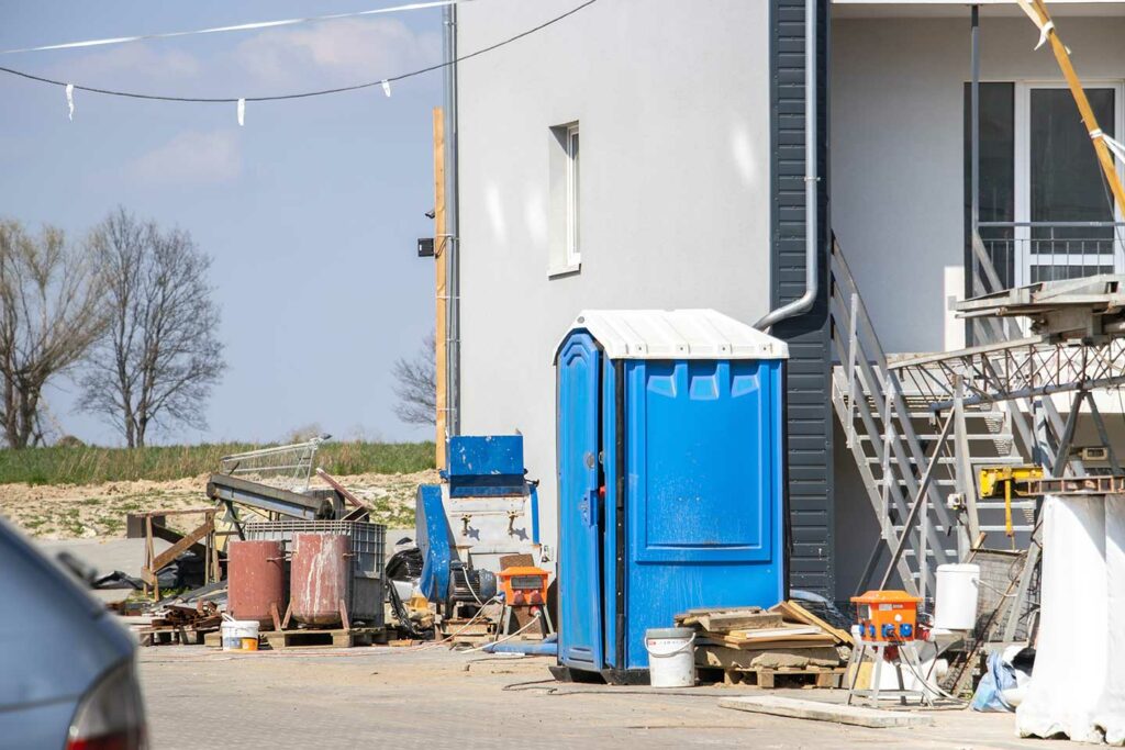 Cabine sanitaire autonome posée sur un chantier de construction en zone non raccordée