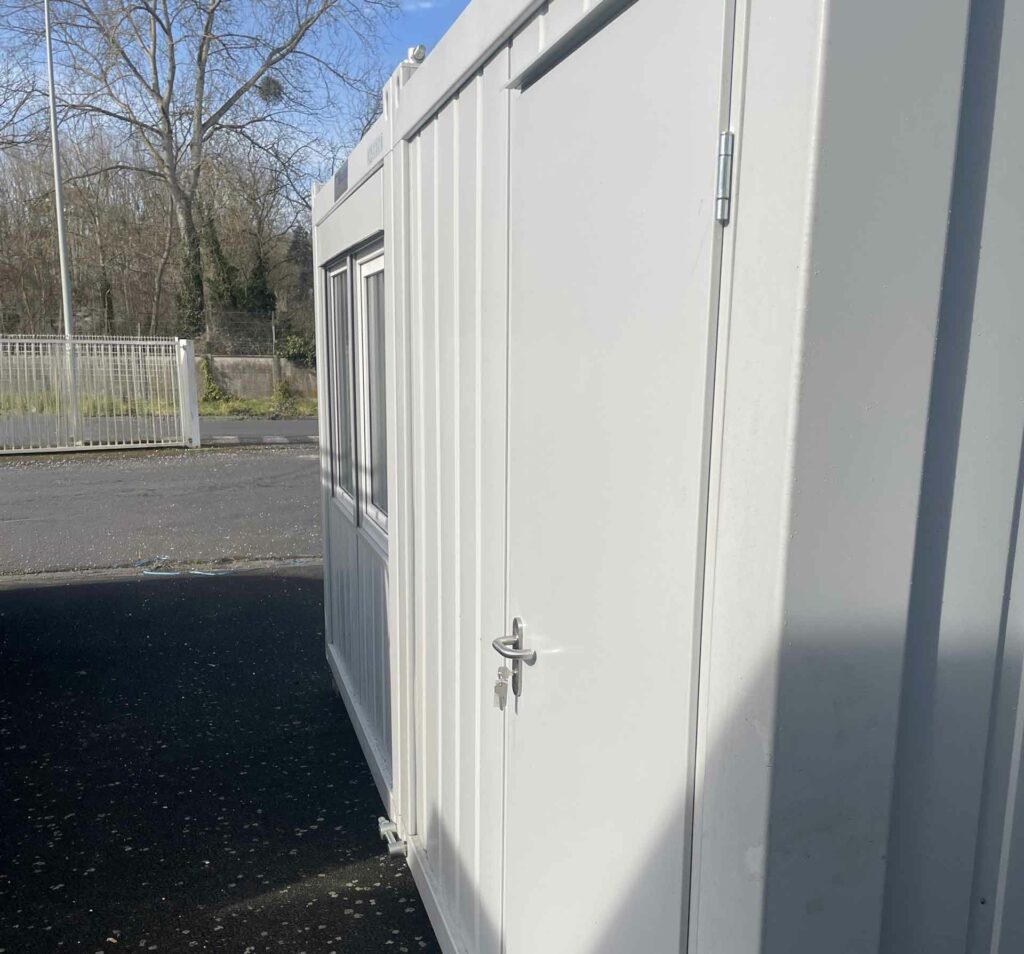 Détail de la porte et des finitions extérieures d'un bureau modulaire