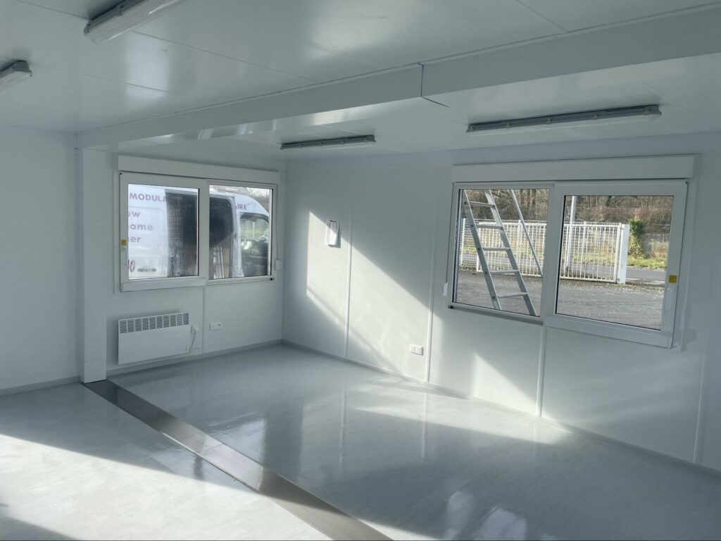 Intérieur d'un bureau modulaire lumineux avec grandes fenêtres