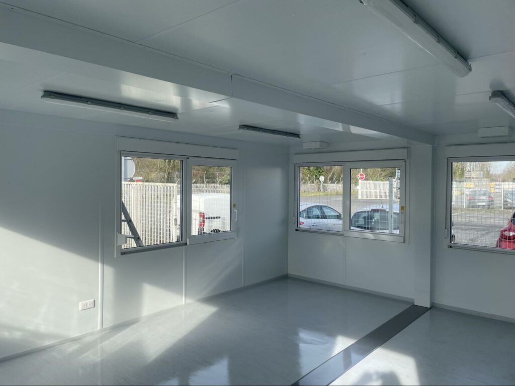 Intérieur lumineux du bureau modulaire livré à Hérouville-Saint-Clair